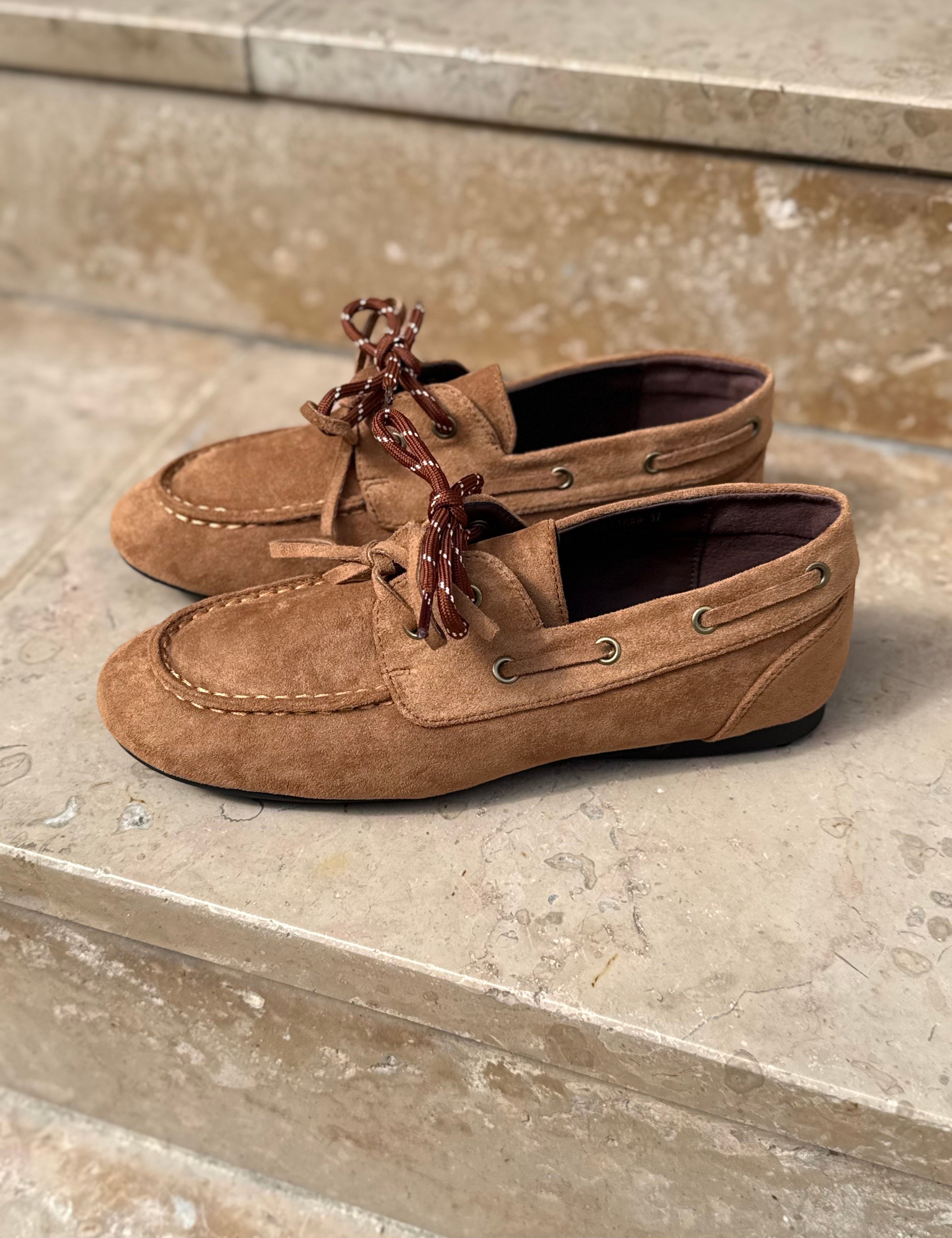 Vue de profil du mocassin camel LORA soulignant les œillets et le laçage latéral