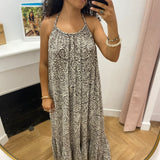 Robe longue dos nu imprimée cachemire Vijinke - Birch & Slate black - VILA