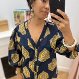 Blouse imprimée Serena - Bleu de travail - C'EST BEAU LA VIE !