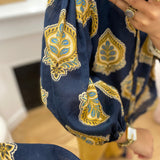 Blouse imprimée Serena - Bleu de travail - C'EST BEAU LA VIE !