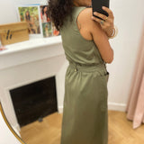 Robe longue boutonnée et ceinturée Camila - Kaki - C'EST BEAU LA VIE !