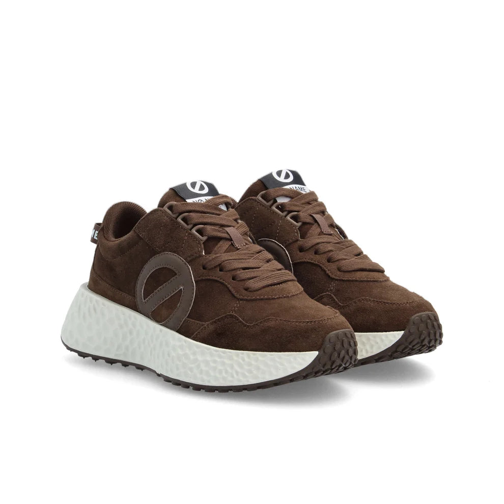 Baskets compensées NO NAME Carter Jogger marron foncé en cuir velours vues de trois-quarts avant
