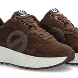 Gros plan sur les détails en cuir velours et le logo latéral ton sur ton des baskets Carter Jogger NO NAME