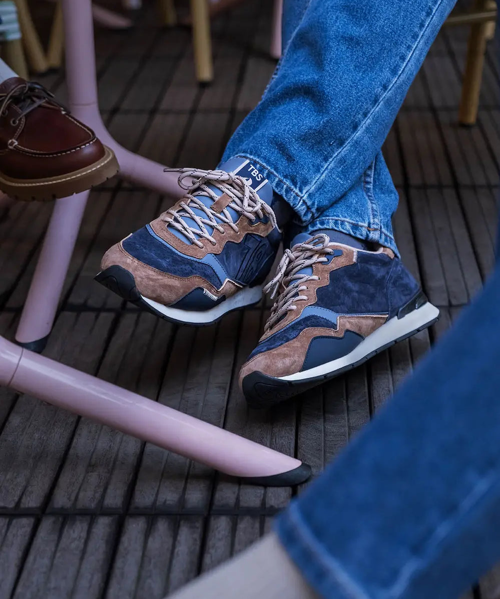 Baskets retro running en cuir velours marine et marron TBS HOMME Dinboat portées en terrasse avec un jean