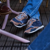 Baskets retro running en cuir velours marine et marron TBS HOMME Dinboat portées en terrasse avec un jean