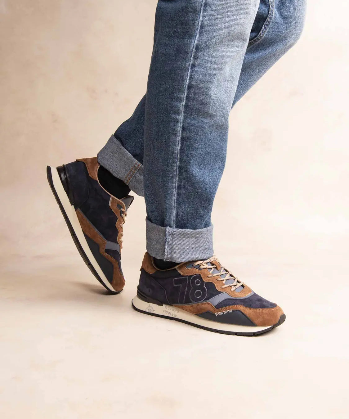 Vue de profil des baskets marine et marron TBS Dinboat montrant le chiffre 78 brodé et la semelle