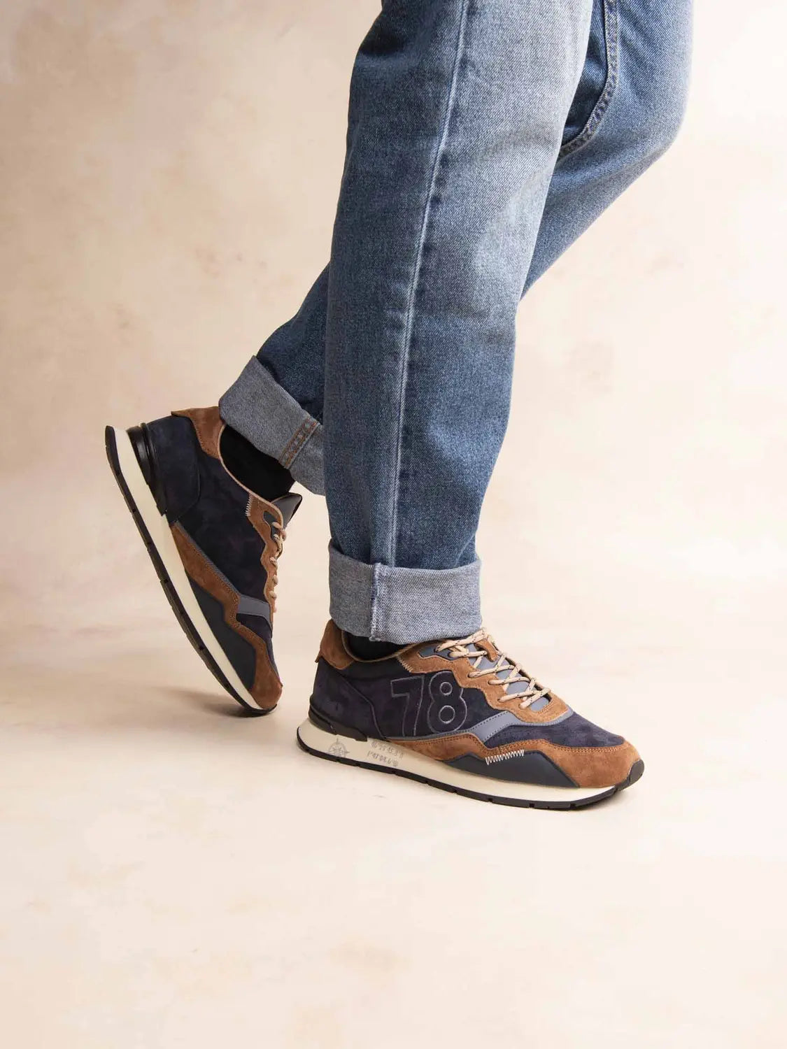 Vue de profil des baskets marine et marron TBS Dinboat montrant le chiffre 78 brodé et la semelle