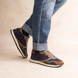 Vue de profil des baskets marine et marron TBS Dinboat montrant le chiffre 78 brodé et la semelle