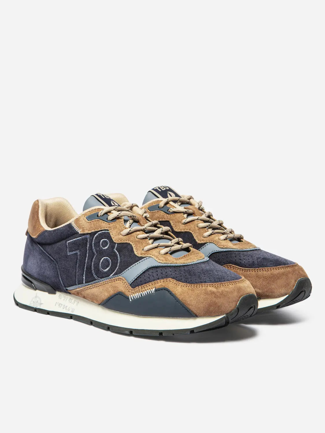 Paire de baskets en cuir velours bleu marine et marron TBS HOMME Dinboat vue de trois-quarts