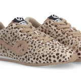 Gros plan sur la pointe et les détails en cuir léopard des baskets Evo Run Leo No Name