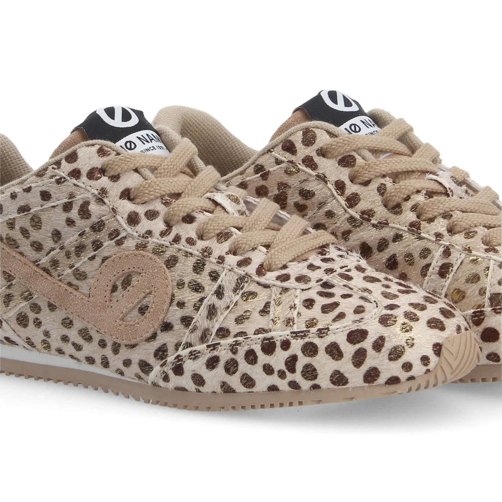 Gros plan sur la pointe et les détails en cuir léopard des baskets Evo Run Leo No Name