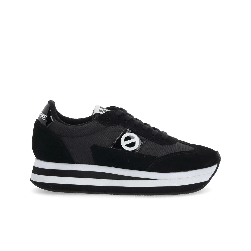 Vue de profil de la sneaker noire NO NAME Flex M Jogger avec semelle rayée de 4 cm