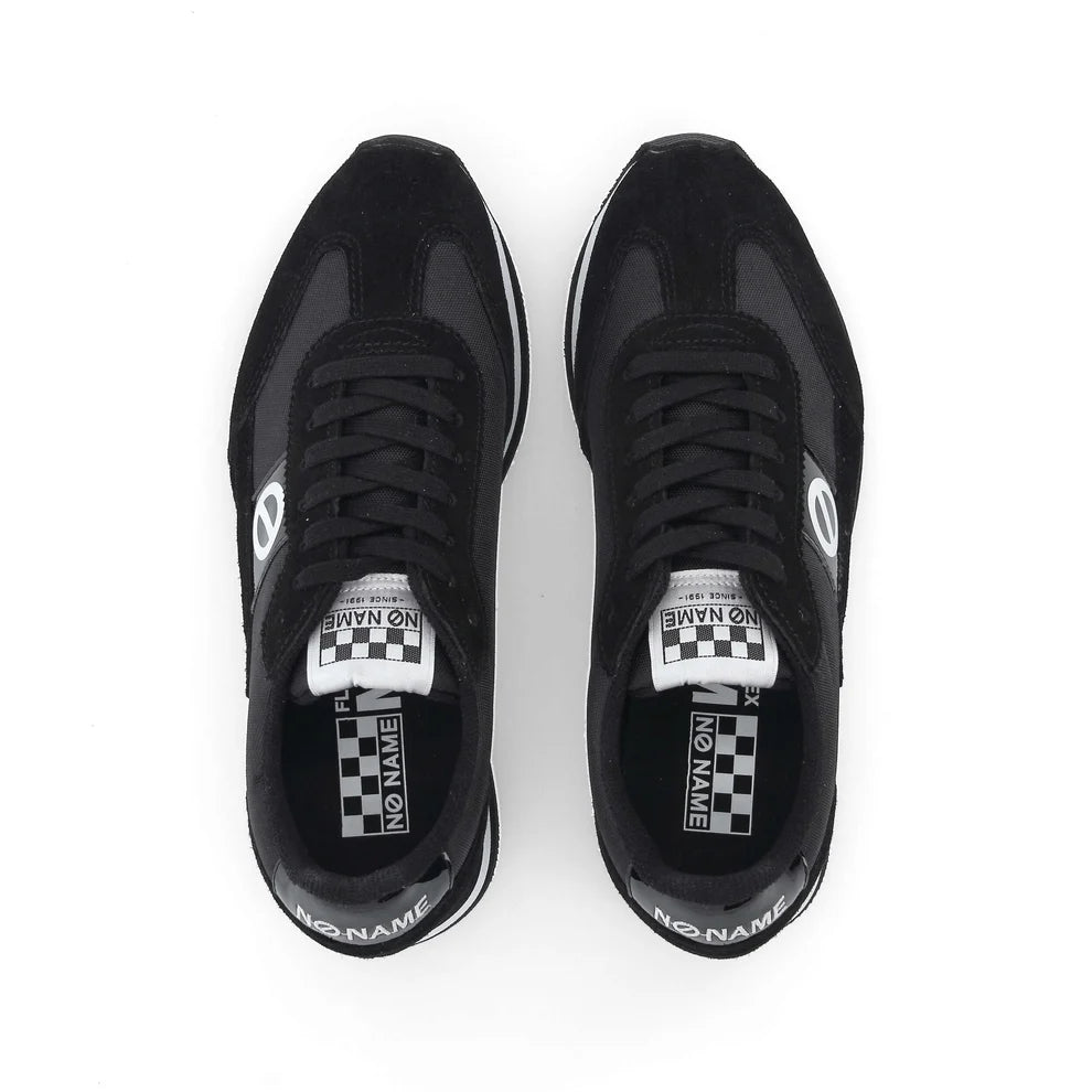 Vue du dessus des baskets noires NO NAME Flex M Jogger montrant les lacets et les languettes à motif damier