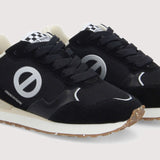 Gros plan avant sur le laçage, le mesh noir et la languette des baskets Tova Runner No Name