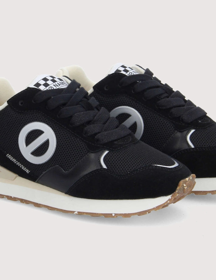 Gros plan avant sur le laçage, le mesh noir et la languette des baskets Tova Runner No Name