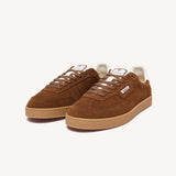 Paire de baskets basses en daim marron Lumbo FAGUO vue de trois-quarts