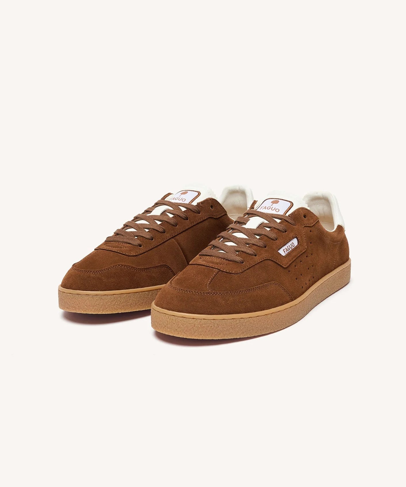 Paire de baskets basses en daim marron Lumbo FAGUO vue de trois-quarts