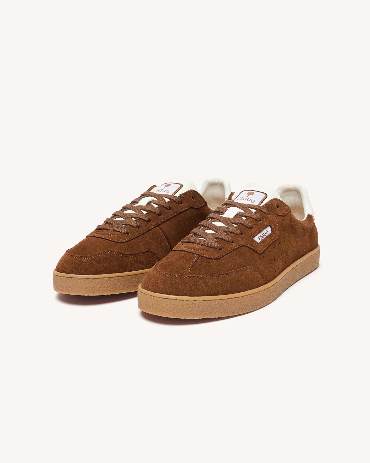 Paire de baskets basses en daim marron Lumbo FAGUO vue de trois-quarts