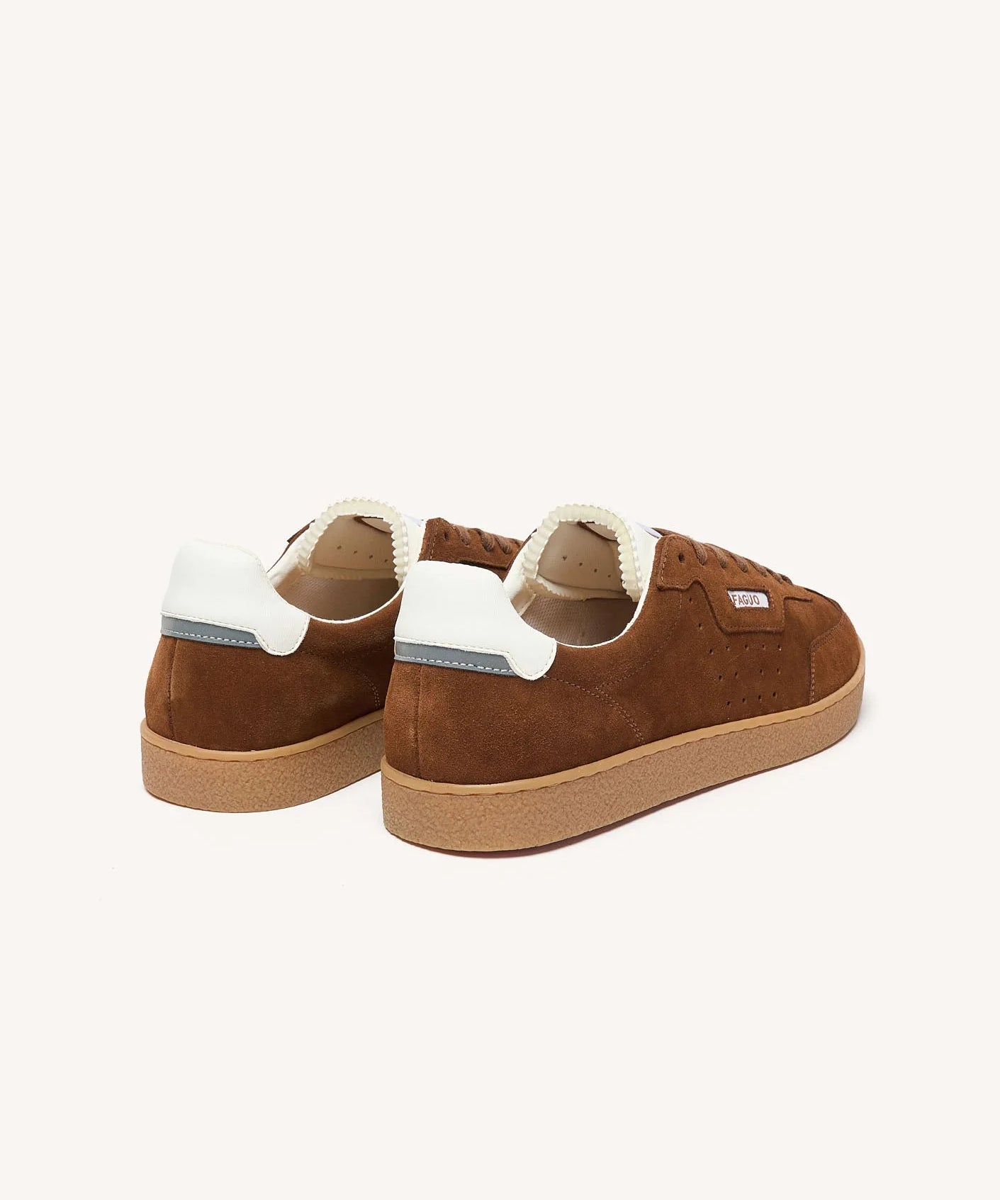 Vue arrière des baskets en daim marron FAGUO montrant le contrefort blanc