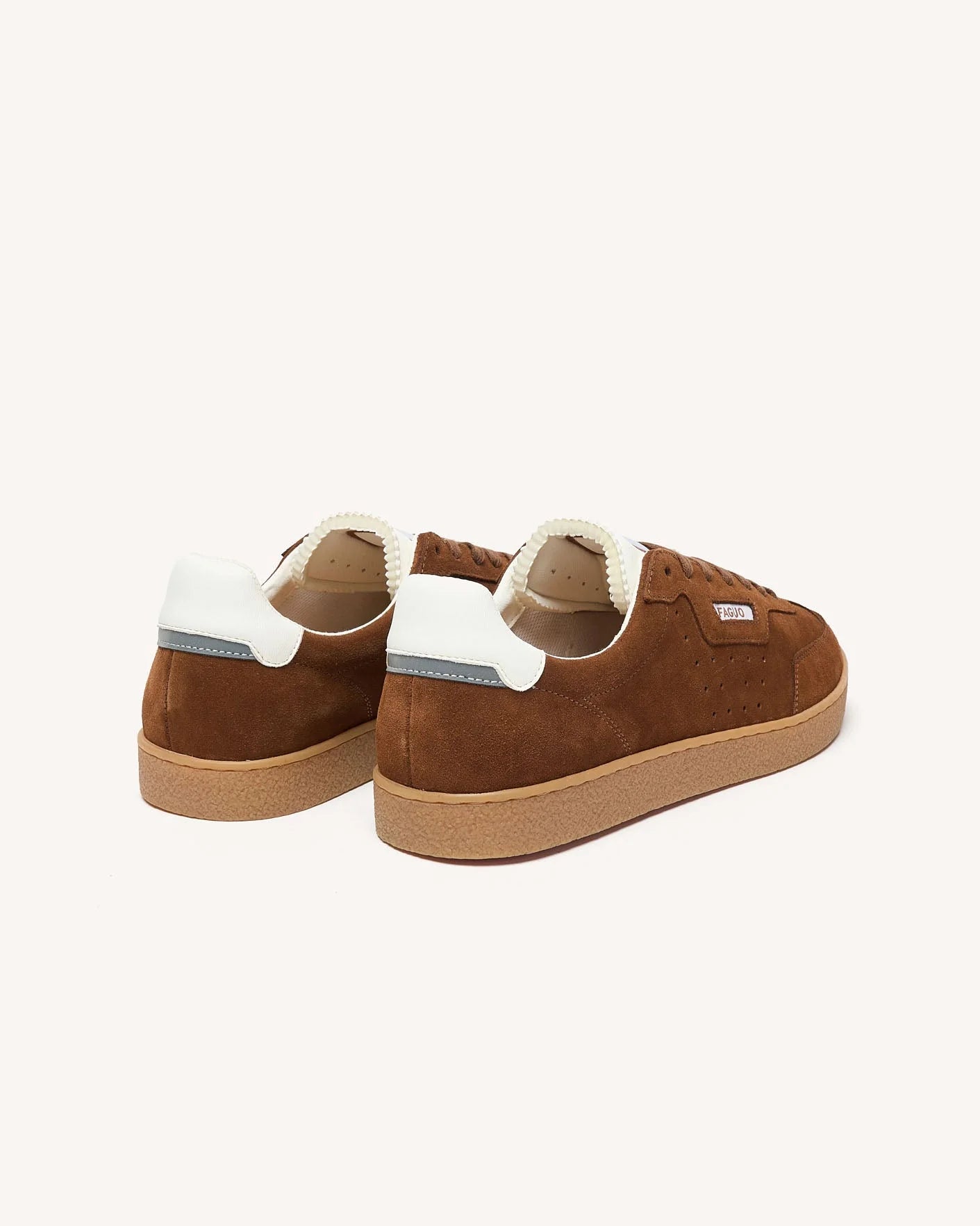 Vue arrière des baskets en daim marron FAGUO montrant le contrefort blanc
