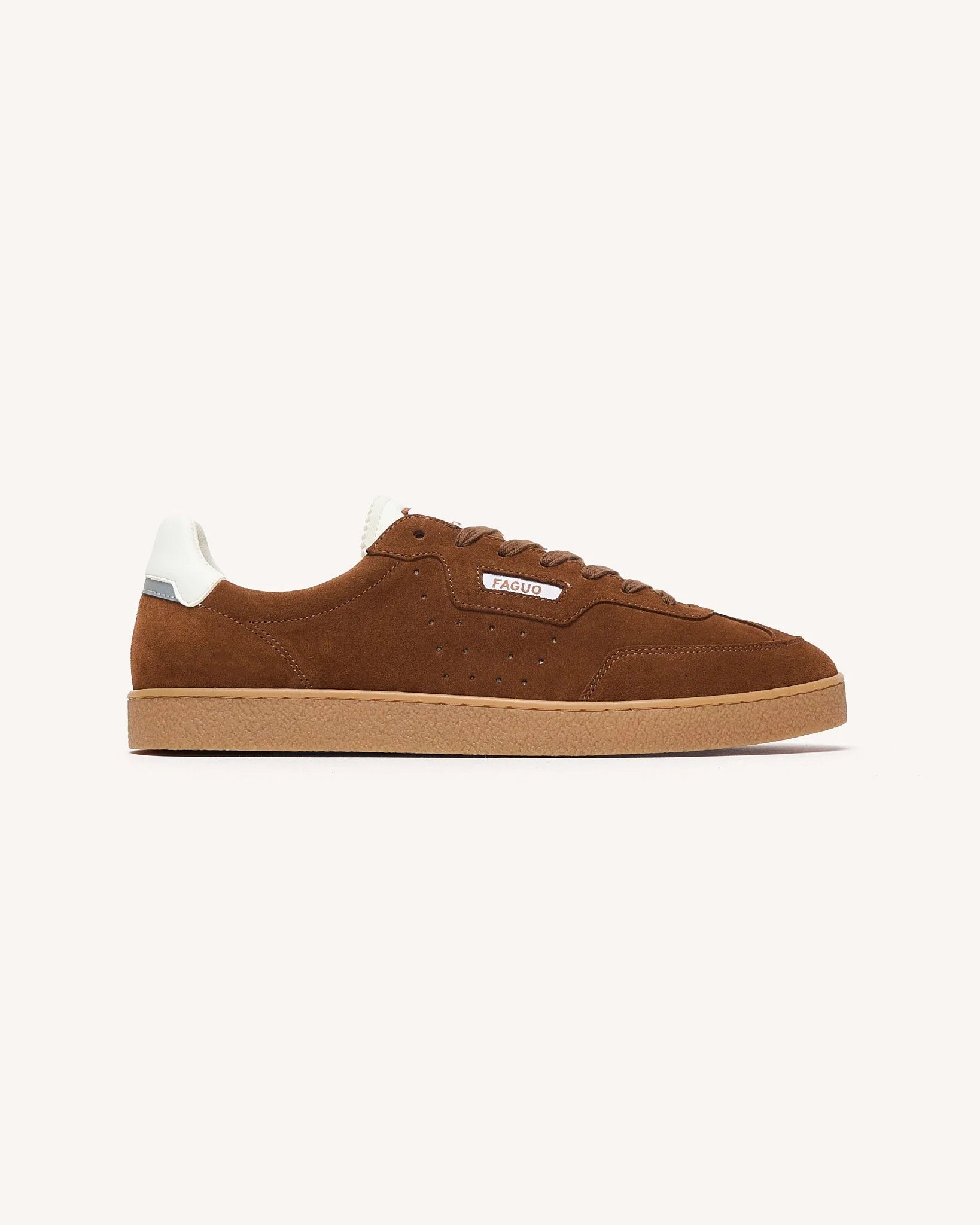 Vue de profil de la basket marron Lumbo FAGUO avec perforations latérales
