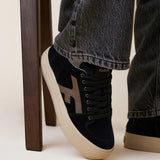 Tennis basses compensées Walnut FAGUO en velours noir portées avec un jean brut