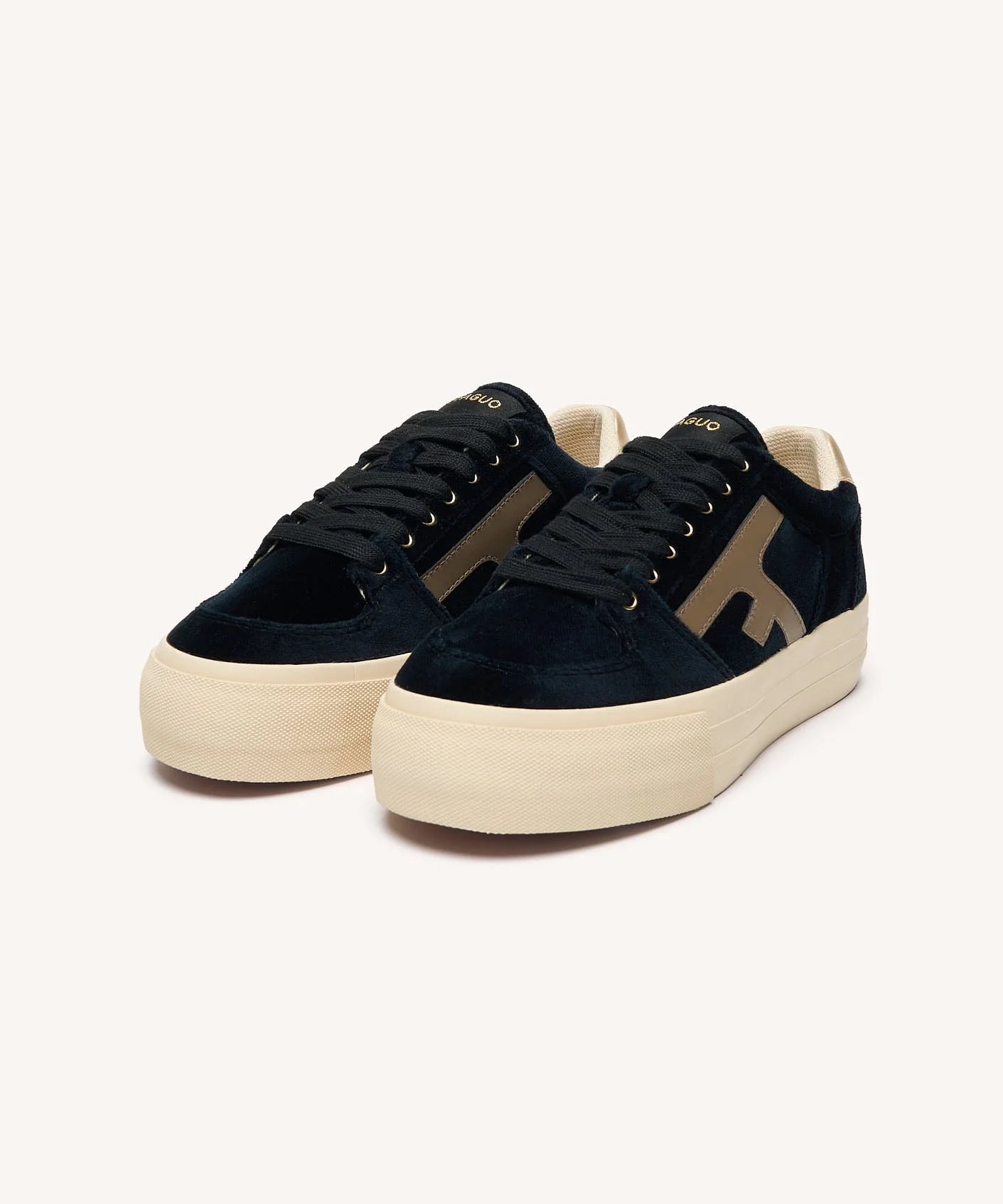 Paire de baskets plateforme FAGUO en velours noir avec détails dorés et beige vue de face