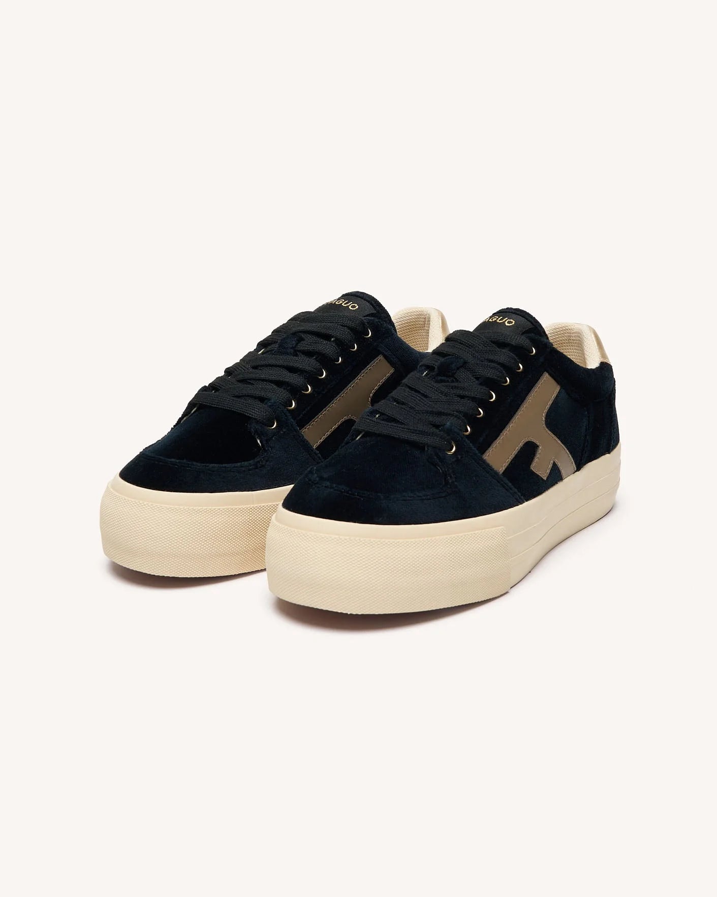 Paire de baskets plateforme FAGUO en velours noir avec détails dorés et beige vue de face