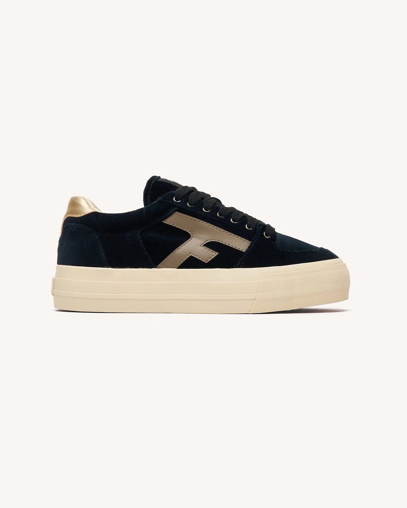 Vue de profil de la basket compensée en velours noir avec logo latéral FAGUO