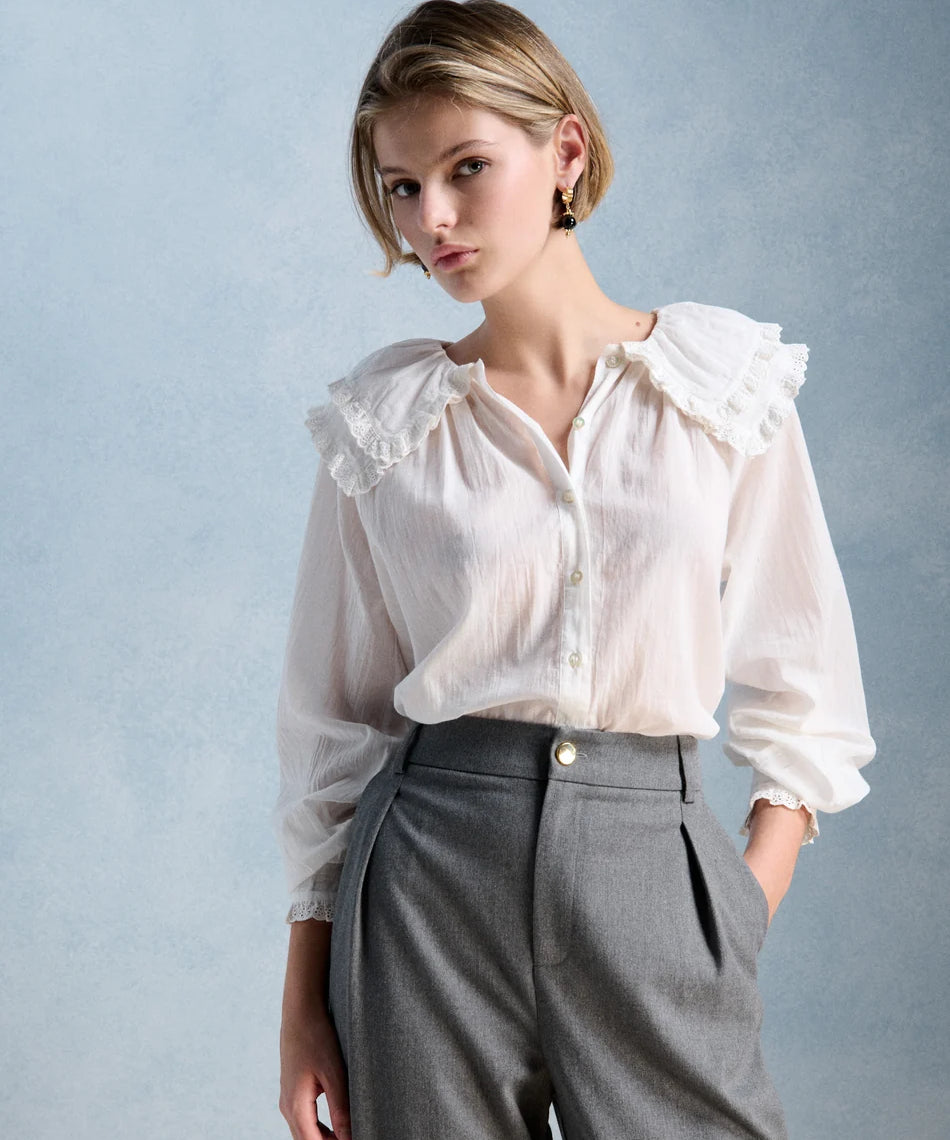 Blouse romantique en coton bio écru PETITE MENDIGOTE Constance avec immense col en broderie anglaise portée avec un pantalon de tailleur gris