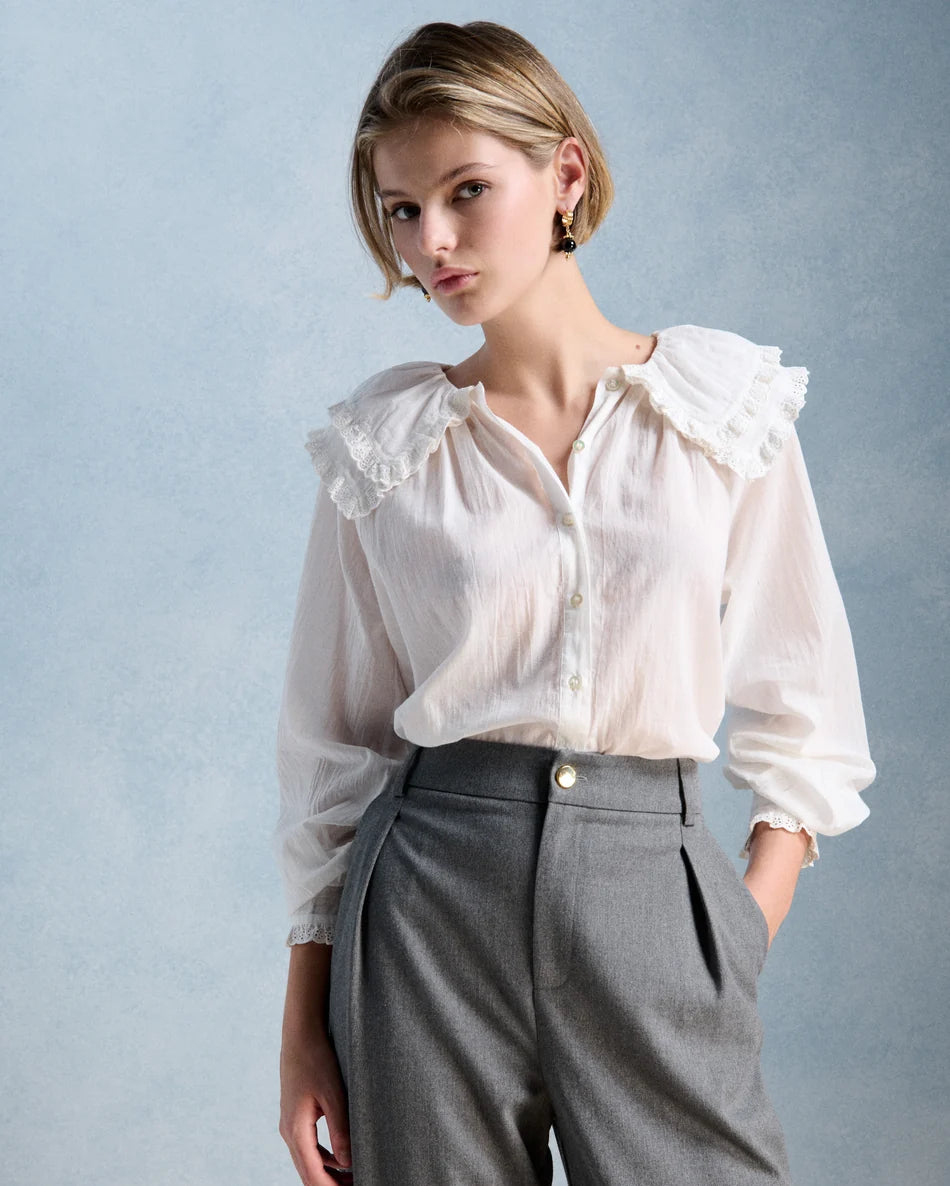 Blouse romantique en coton bio écru PETITE MENDIGOTE Constance avec immense col en broderie anglaise portée avec un pantalon de tailleur gris