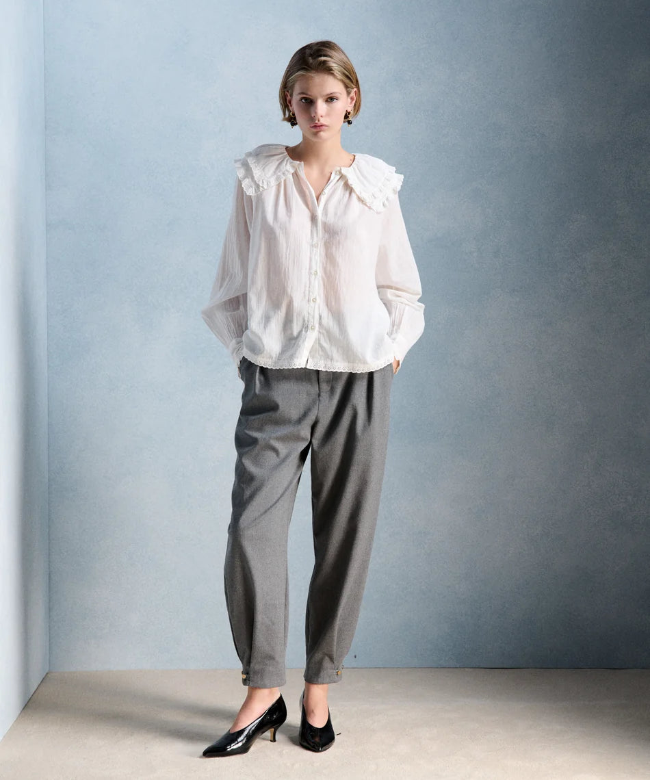Silhouette complète avec la blouse Constance écru PETITE MENDIGOTE, pantalon de costume gris et escarpins vernis noirs