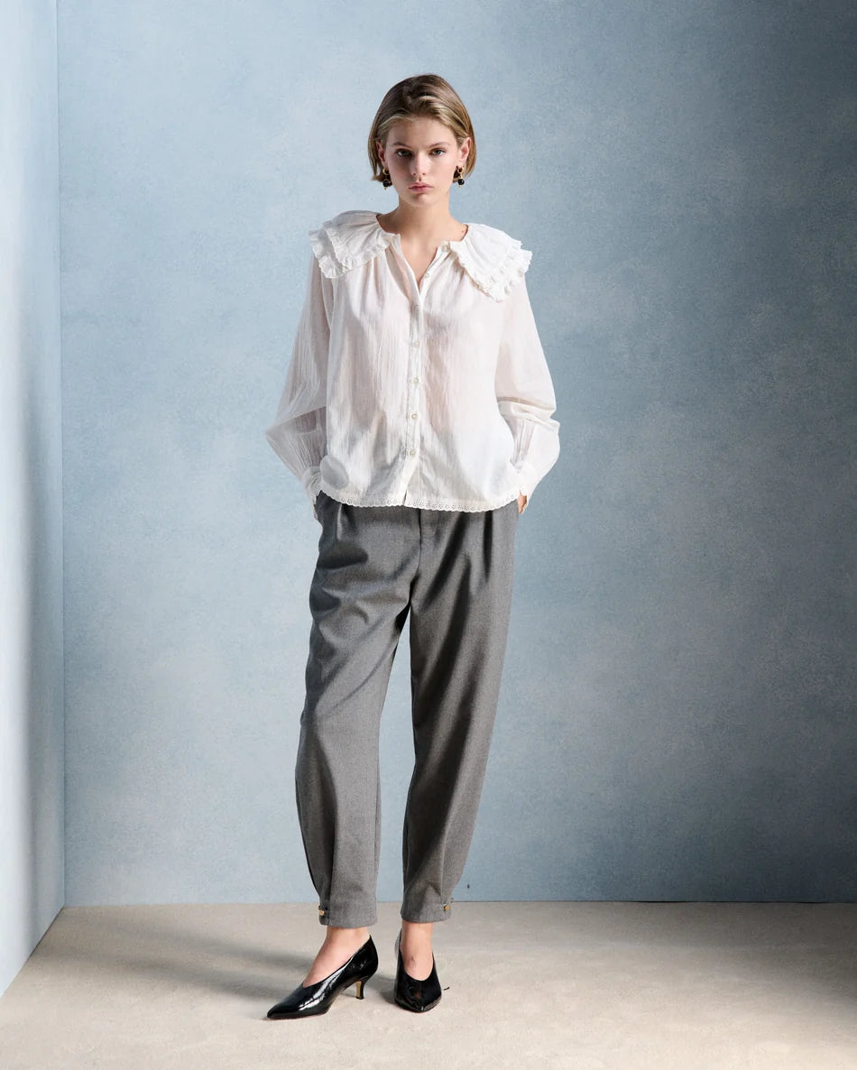 Silhouette complète avec la blouse Constance écru PETITE MENDIGOTE, pantalon de costume gris et escarpins vernis noirs