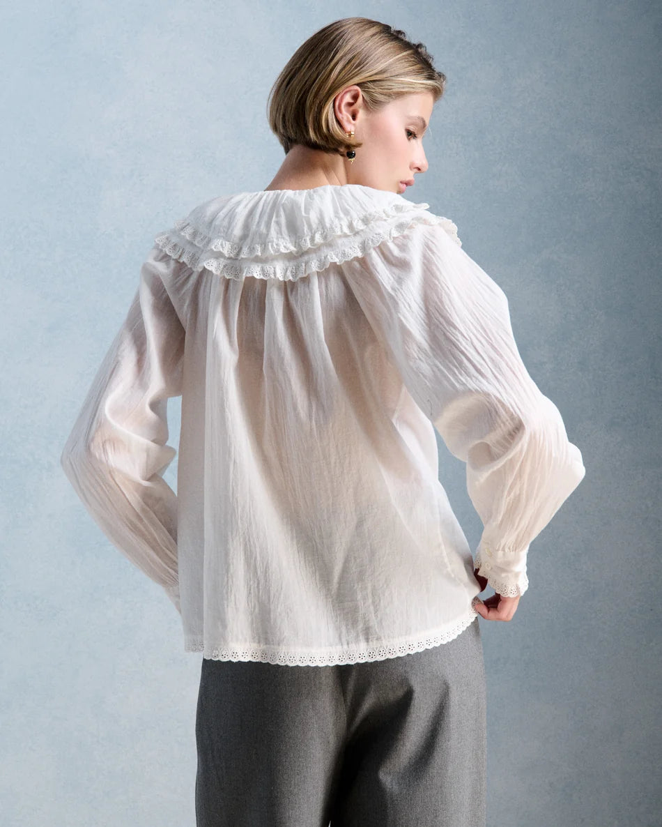 Vue de dos de la blouse ample Constance PETITE MENDIGOTE montrant le grand col volanté brodé et les manches froncées