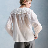 Vue de dos de la blouse ample Constance PETITE MENDIGOTE montrant le grand col volanté brodé et les manches froncées