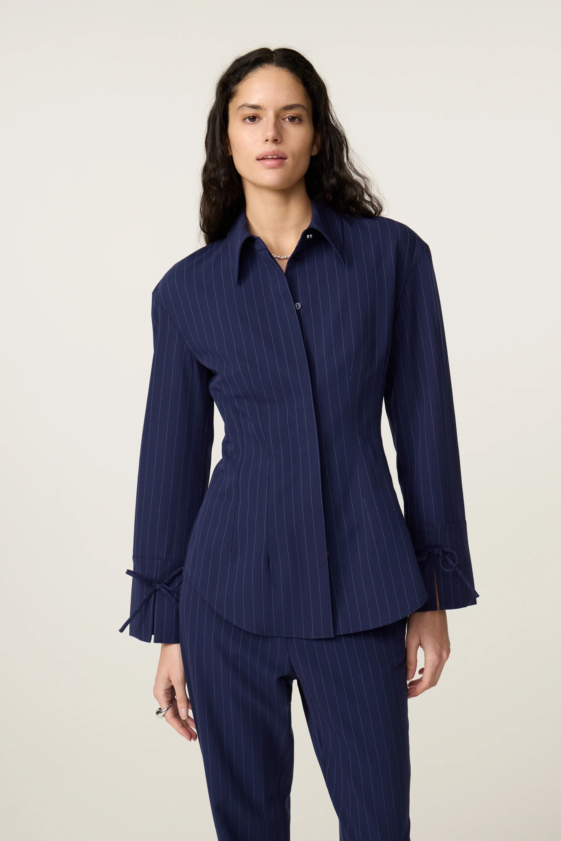 Plan moyen de la blouse cintrée Elvira bleu marine à rayures tennis FABIENNE CHAPOT