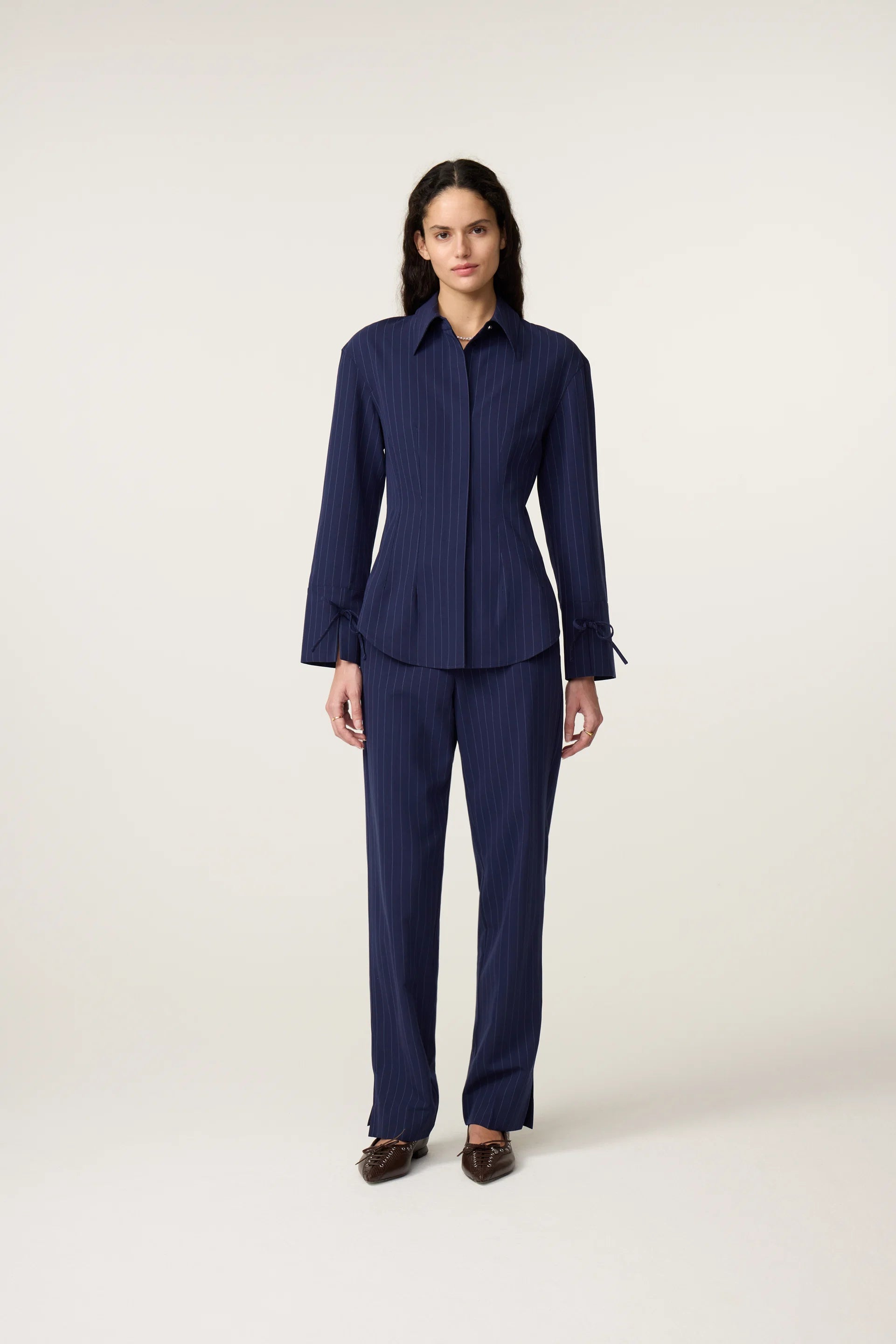 Vue en pied de la blouse Elvira FABIENNE CHAPOT portée avec le pantalon assorti à rayures tennis