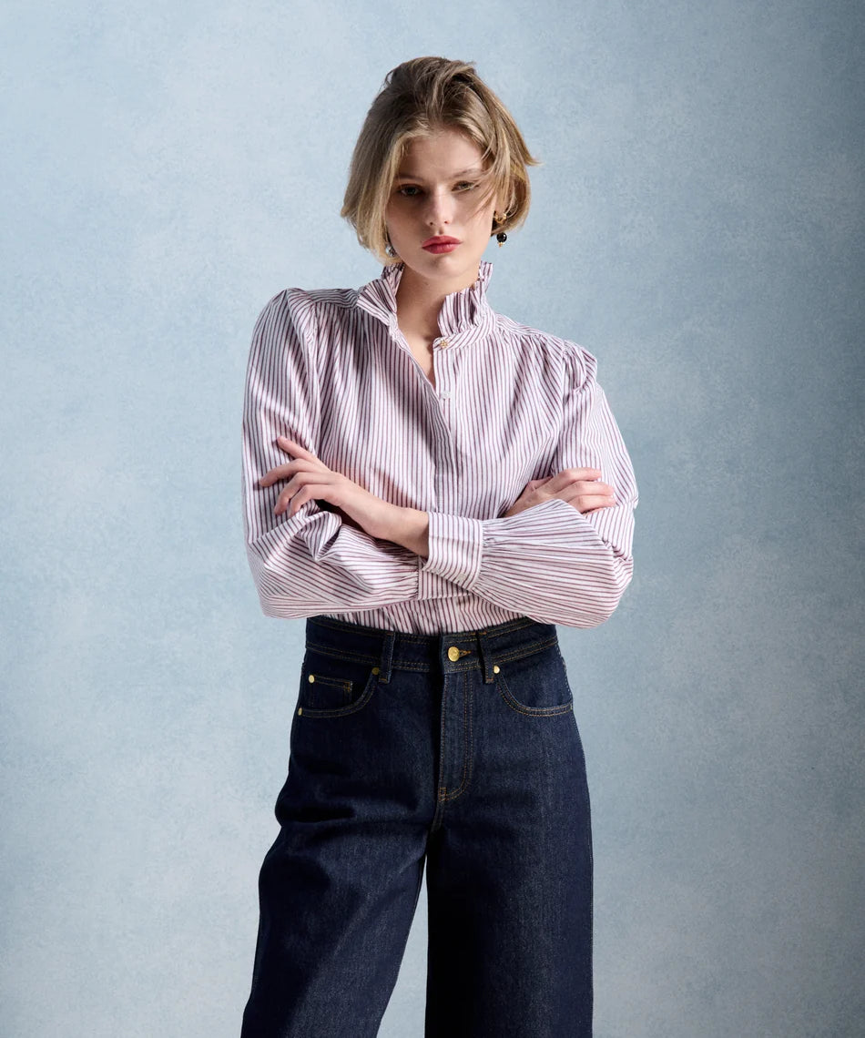Blouse romantique rayée bordeaux et écru PETITE MENDIGOTE Ernestine avec col montant volanté portée avec un jean brut