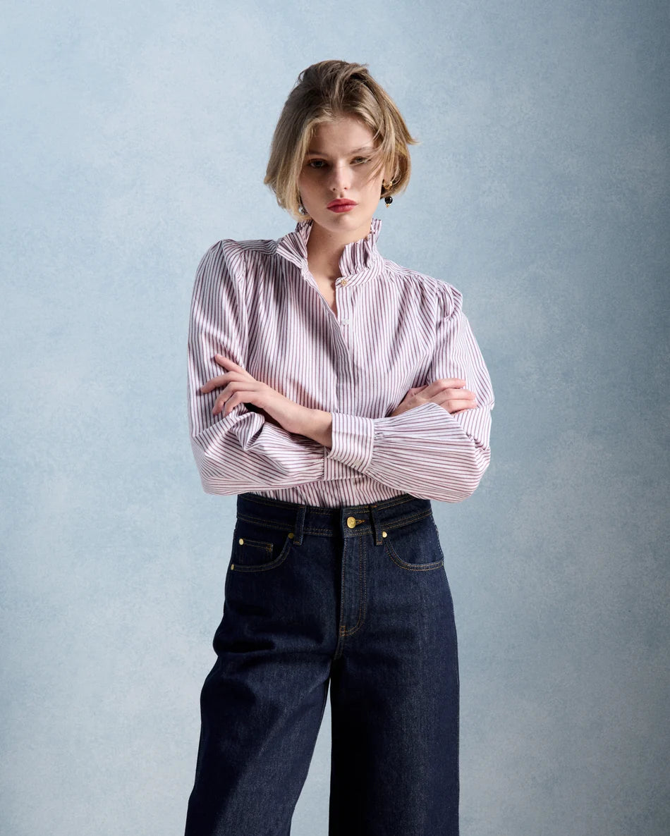 Blouse romantique rayée bordeaux et écru PETITE MENDIGOTE Ernestine avec col montant volanté portée avec un jean brut