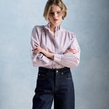 Blouse romantique rayée bordeaux et écru PETITE MENDIGOTE Ernestine avec col montant volanté portée avec un jean brut