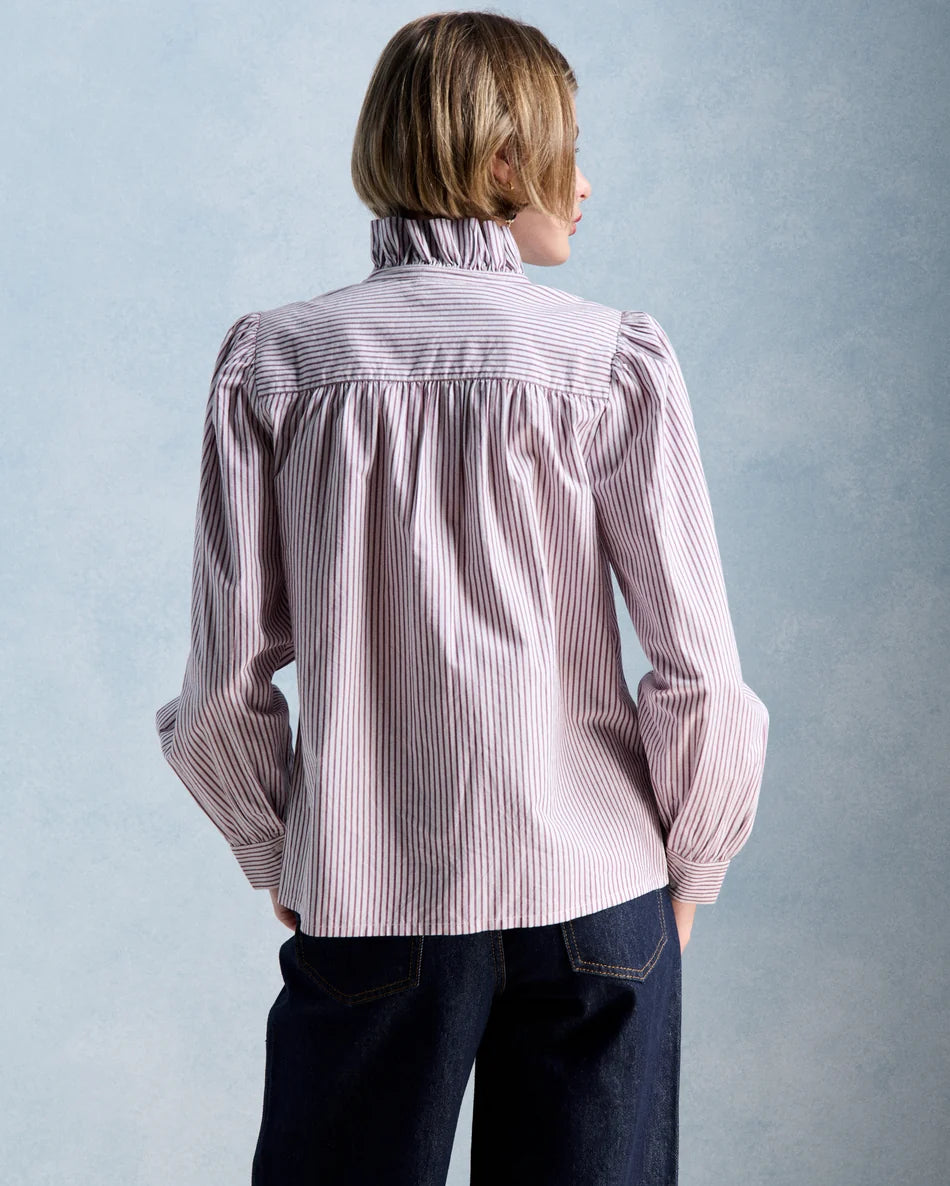 Vue de dos de la blouse rayée Ernestine PETITE MENDIGOTE montrant les fronces et le col volanté