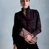 Blouse romantique à carreaux marine et bordeaux PETITE MENDIGOTE Ernestine avec col montant volanté portée avec un sac matelassé bordeaux et pantalon noir