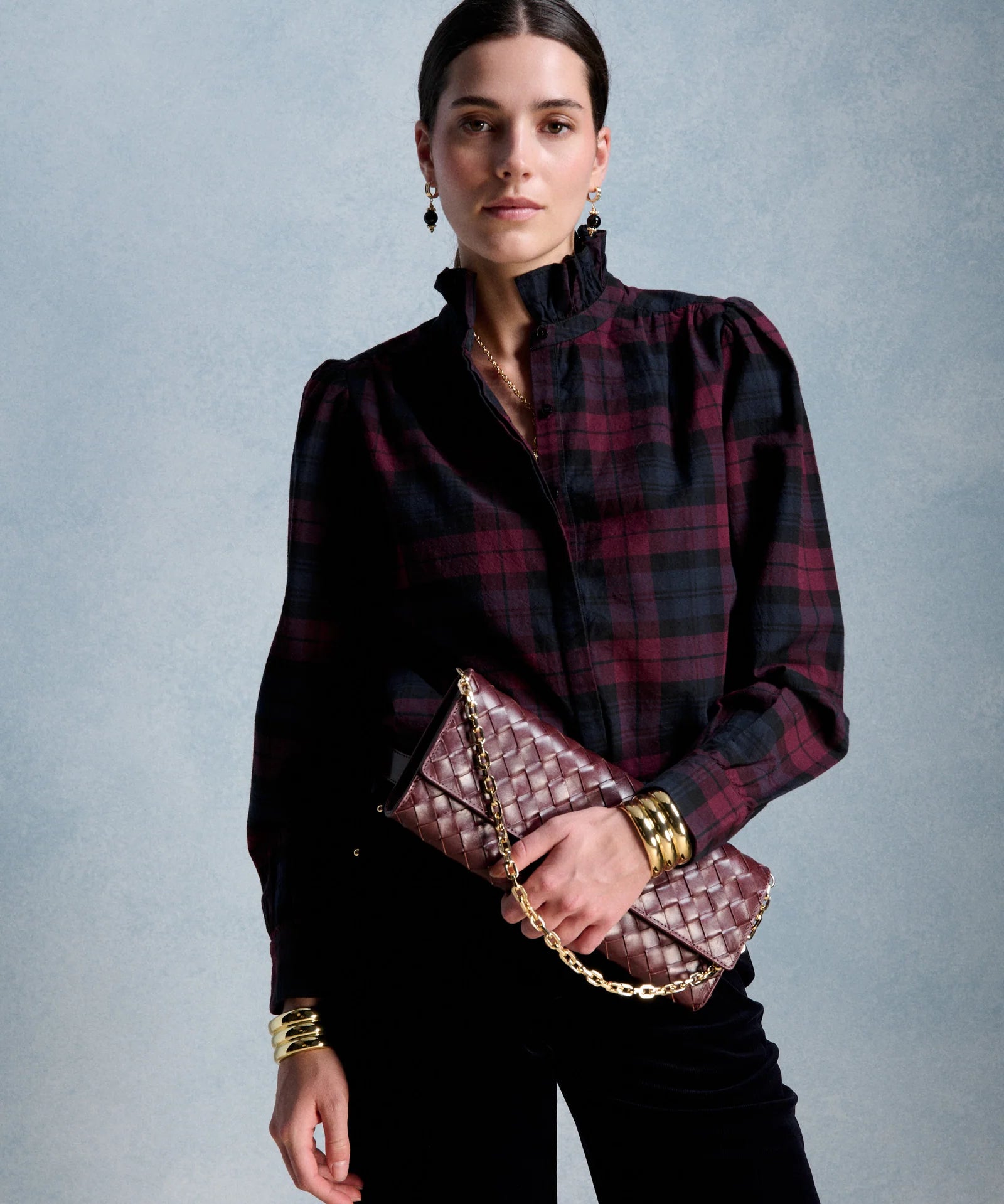 Blouse romantique à carreaux marine et bordeaux PETITE MENDIGOTE Ernestine avec col montant volanté portée avec un sac matelassé bordeaux et pantalon noir