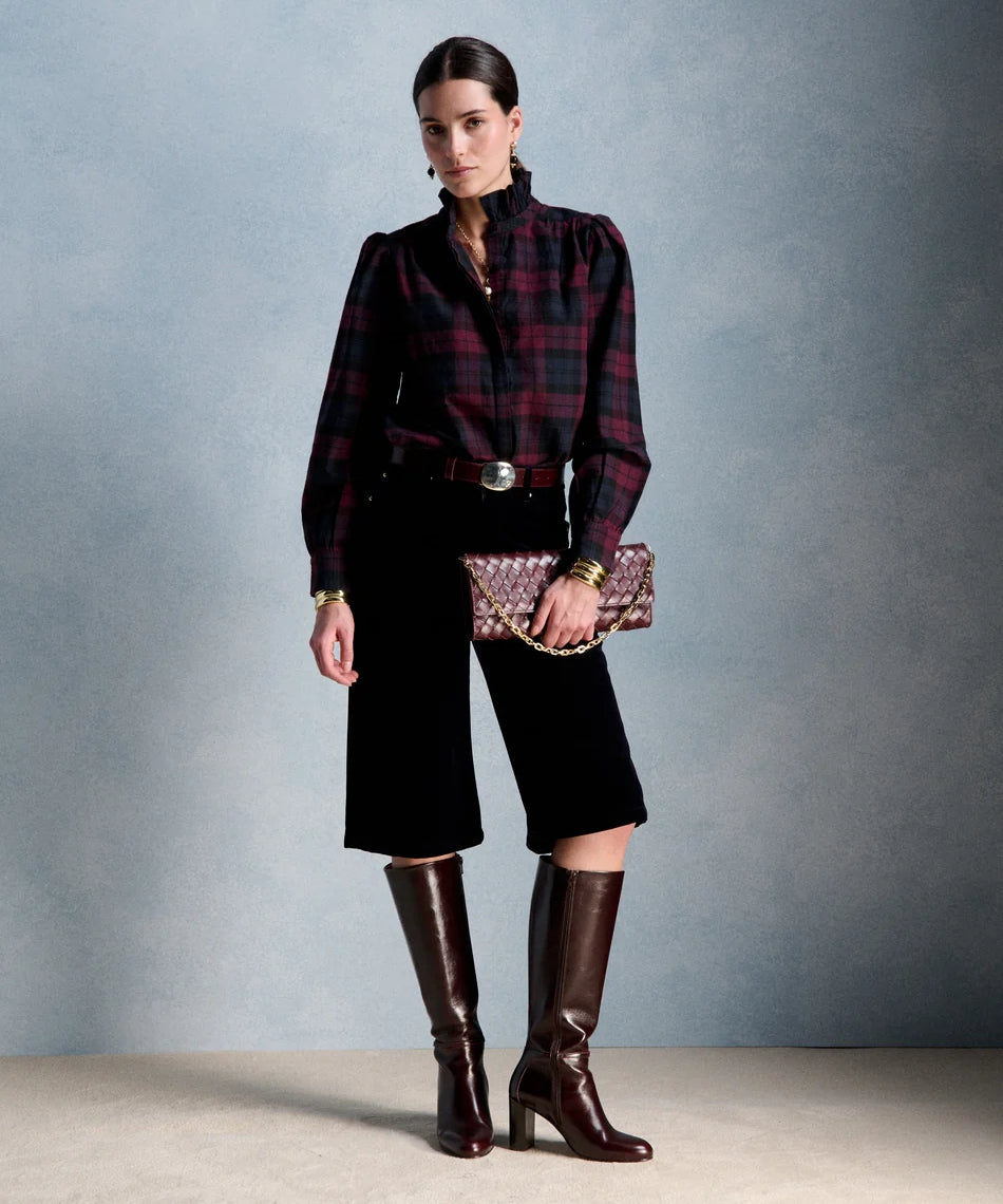 Silhouette complète avec la blouse Ernestine marine PETITE MENDIGOTE, bermuda en velours noir et bottines en cuir