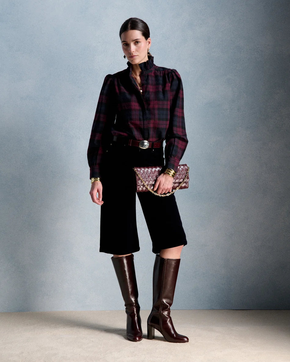 Silhouette complète avec la blouse Ernestine marine PETITE MENDIGOTE, bermuda en velours noir et bottines en cuir