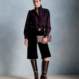 Silhouette complète avec la blouse Ernestine marine PETITE MENDIGOTE, bermuda en velours noir et bottines en cuir