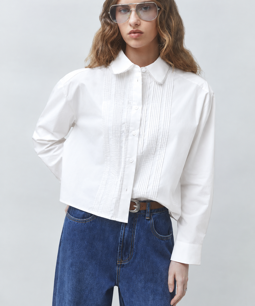 Blouse courte plissée blanc cassé en coton bio SUNCOO FEMME Libre portée de face avec un jean brut