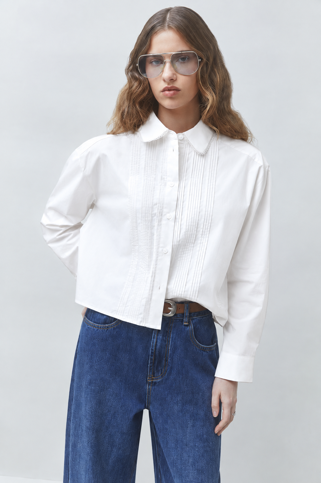 Blouse courte plissée blanc cassé en coton bio SUNCOO FEMME Libre portée de face avec un jean brut