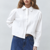 Blouse courte plissée blanc cassé en coton bio SUNCOO FEMME Libre portée de face avec un jean brut