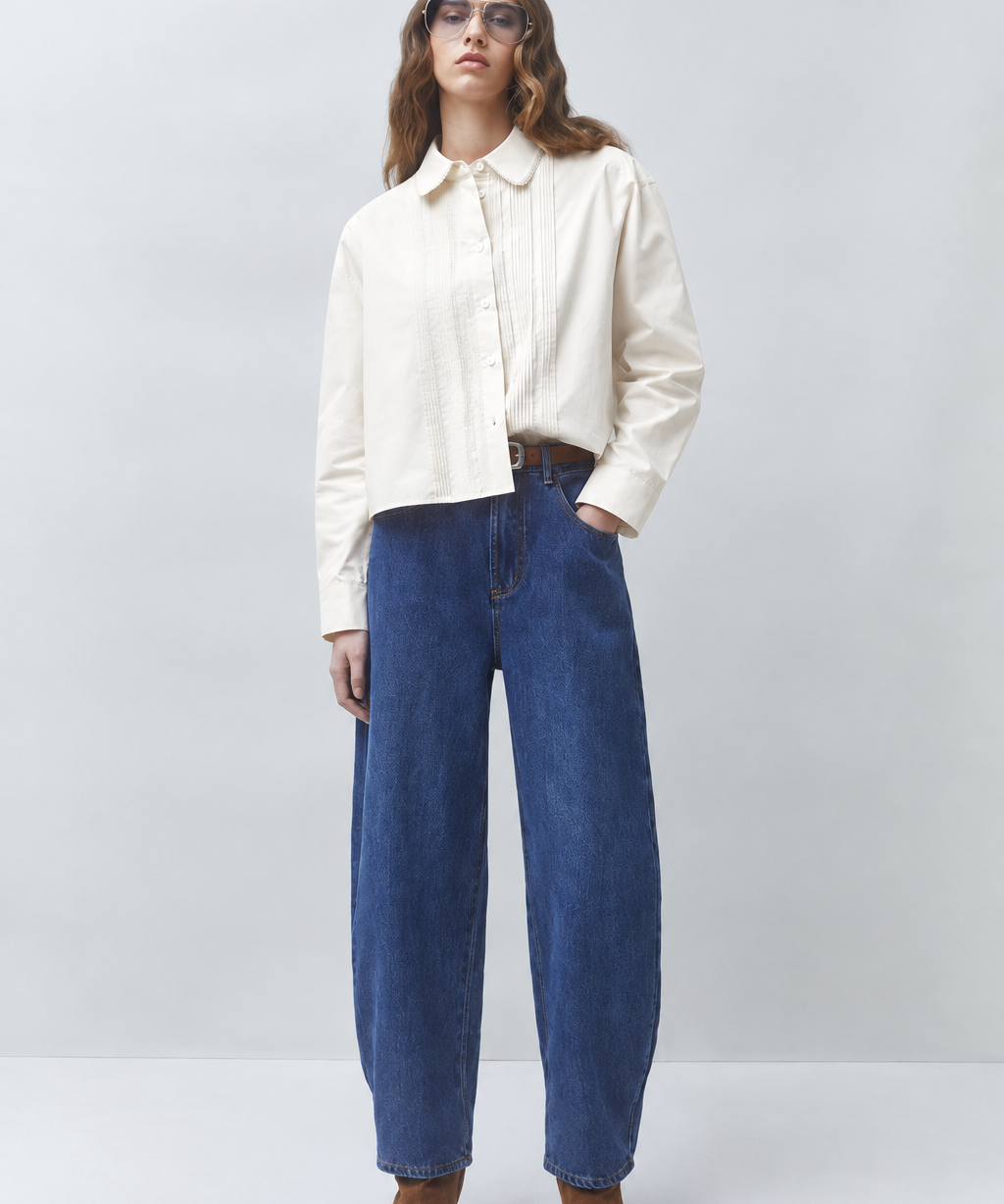 Look complet avec la blouse blanc cassé Libre SUNCOO FEMME, jean large et bottines en daim
